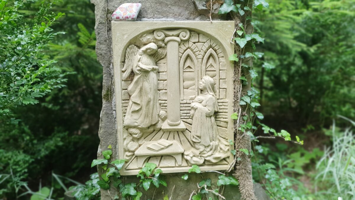 Kapliczka na drodze różańcowej na ćwilin Zwiastowanie Najświętszej Maryi Pannie