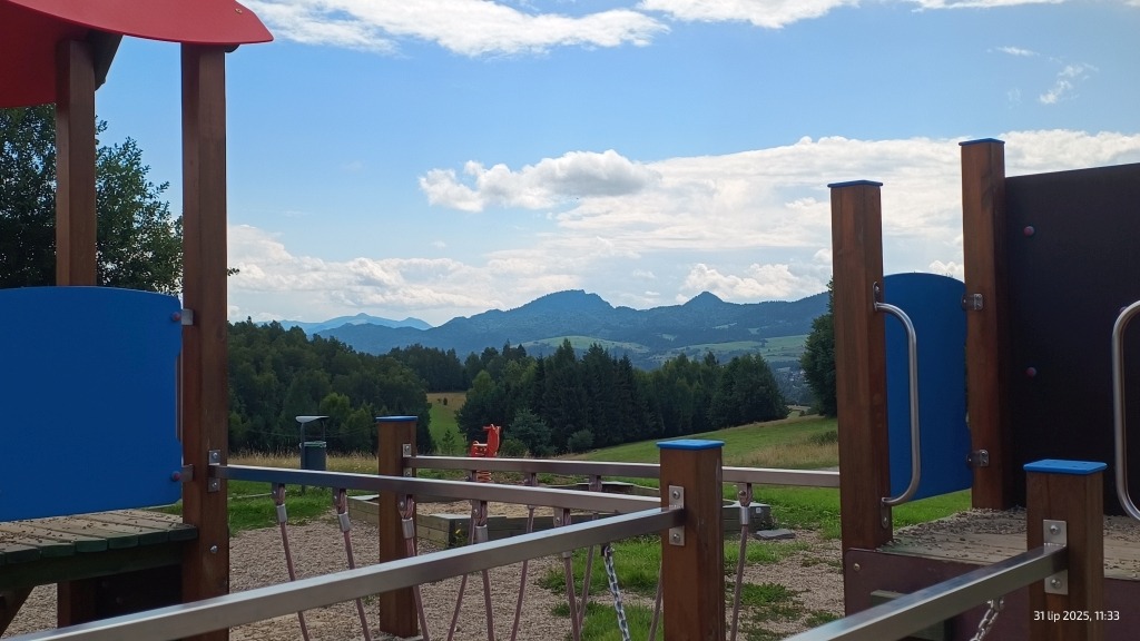 Plac zabaw z widokiem na Pieniny spod szczytu góry Wdżar