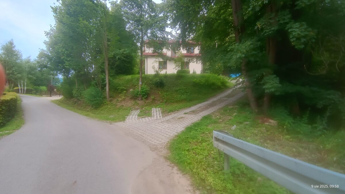 Szlak niebieski na Mogielice przechodzi obok prywatnej posesji