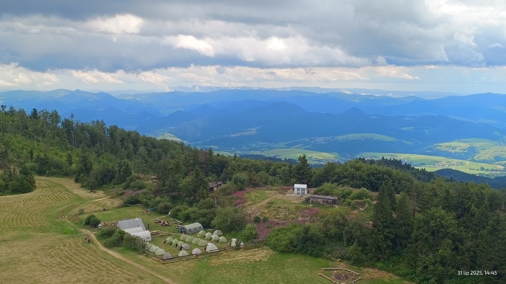 Widok z wieży na Lubaniu na Bazę Namiotową