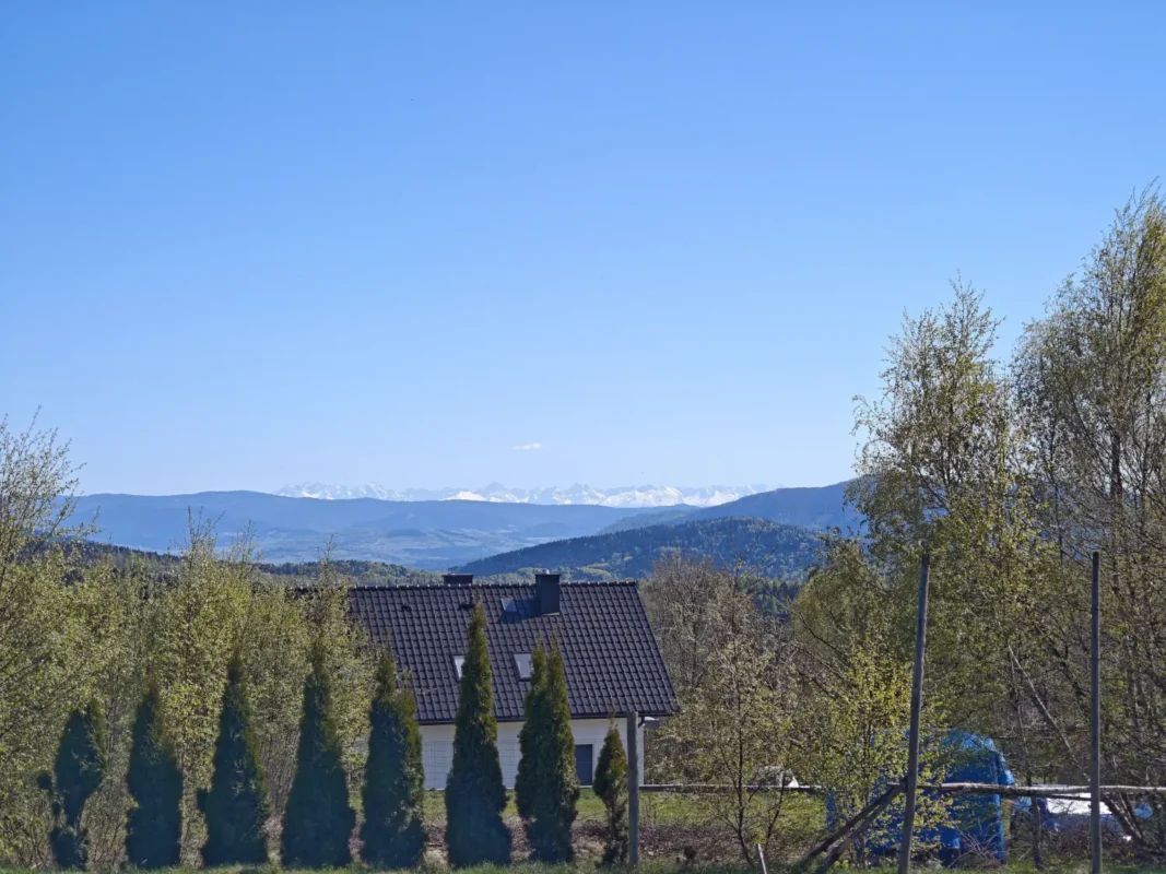 Widok na Tatry z parkingu obok schroniska na Kudłaczach