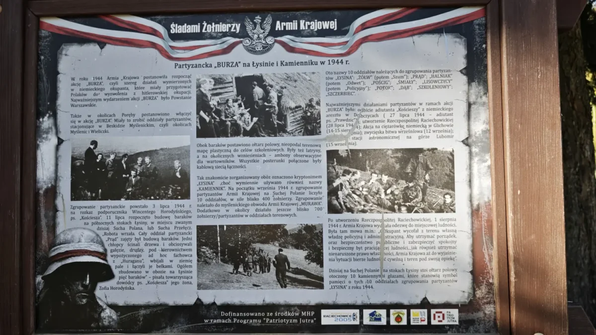 Tablica pamiątkowa na suchej polanie pt. Sladami żołnierzy AK