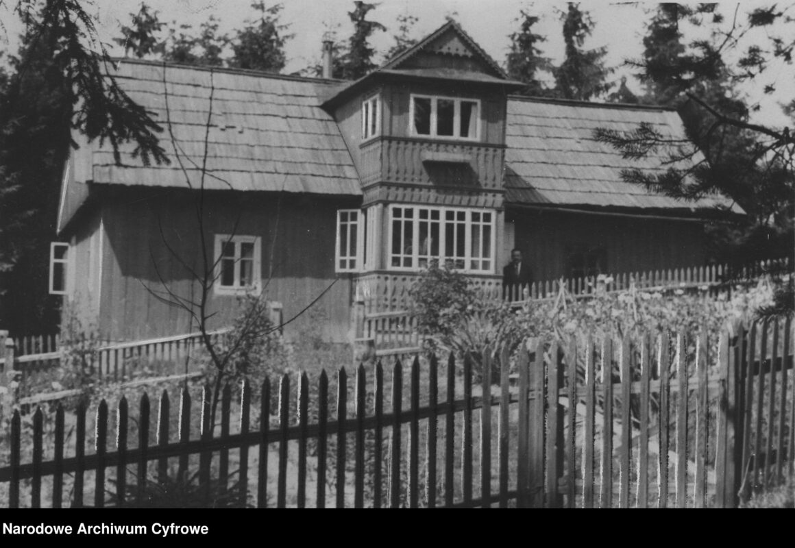 Dom mieszkalny przy obserwatorium astronomicznym na Lubomirze - widok zewnętrzny. Przed werandą stoi założyciel obserwatorium prof. Tadeusz Banachiewic